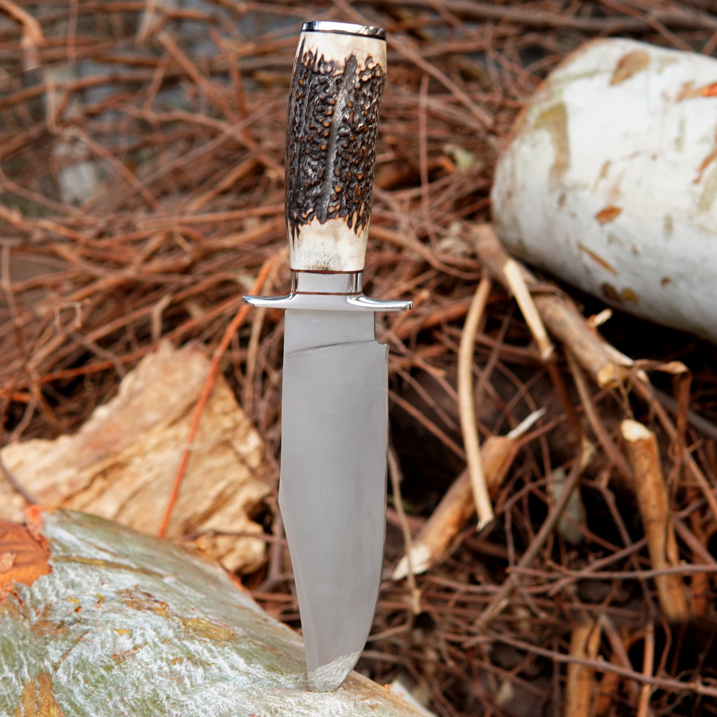 Premium handmade bowie knife styled as a gift item showing elegant blade finish and classic design. The image supports gifting occasions such as birthdays or anniversaries and attracts buyers searching for meaningful handmade outdoor gifts for men.