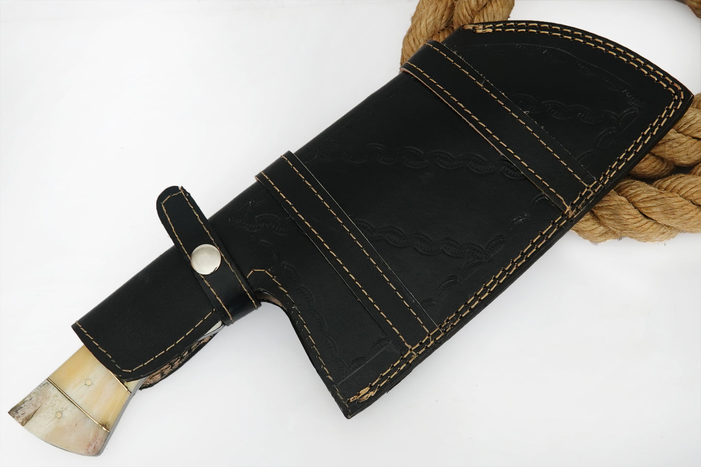 A versatile Serbian chef cleaver, handmade from Damascus steel with a tough full tang design and natural handle. Perfect for chefs and home cooks who want a strong and reliable blade. It can be used for cutting, chopping, and BBQ prep, and it can also be personalised with free engraving.
