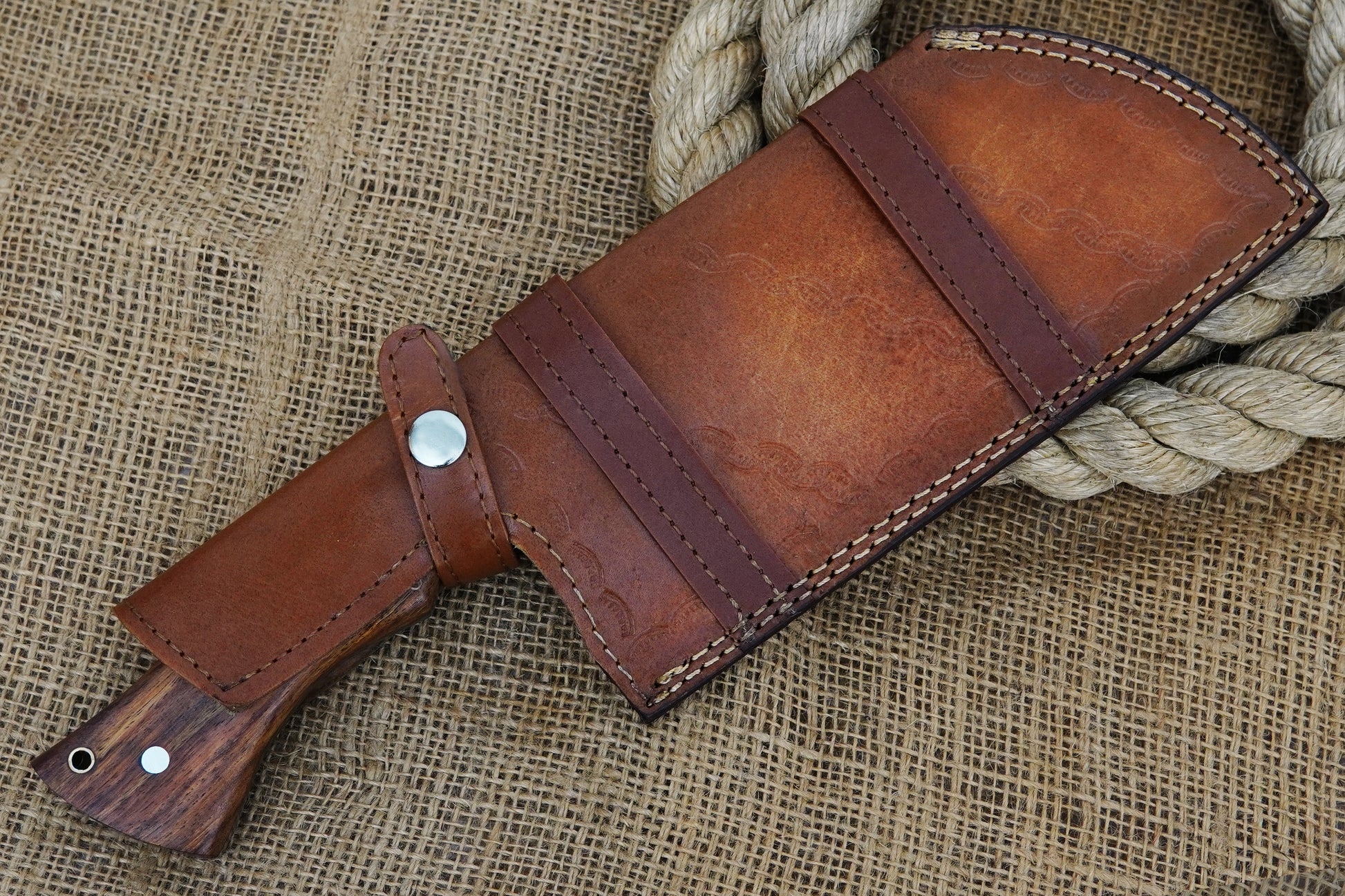 This outdoor Serbian knife features a Damascus steel cleaver blade, full tang strength, and an elegant rose wood handle. Durable enough for BBQ or camping, yet refined for kitchen use. Free personalisation option included.
