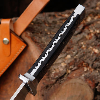 Detailed blade view of handmade bowie knife showing sharp edge profile and smooth finish designed for outdoor cutting tasks. The photo highlights craftsmanship quality, blade symmetry, and strong full tang build, making it suitable for practical use and display as a handmade outdoor tool.