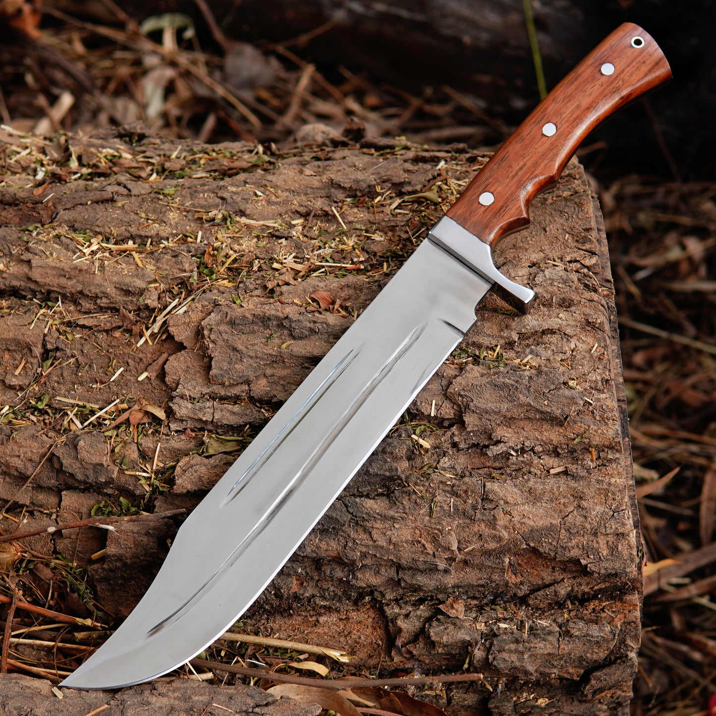 Full tang bowie knife positioned on wooden logs with leather sheath showing durable construction, classic outdoor styling and reliable performance for everyday outdoor needs.