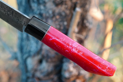 This camping chef knife is forged from Damascus steel with true layers and features a smooth pink resin handle. Handmade and durable, it’s perfect for outdoor cooking or daily kitchen tasks. Personalisation included at no extra cost.