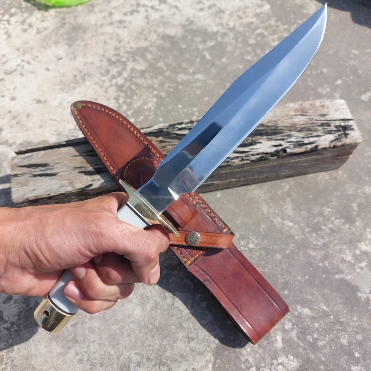 Handmade hunting knife with a polished steel blade and elegant white handle. Includes a custom leather sheath for protection and portability. Built for hunters, outdoor enthusiasts, and collectors, this knife combines strength, sharpness, and refined style.