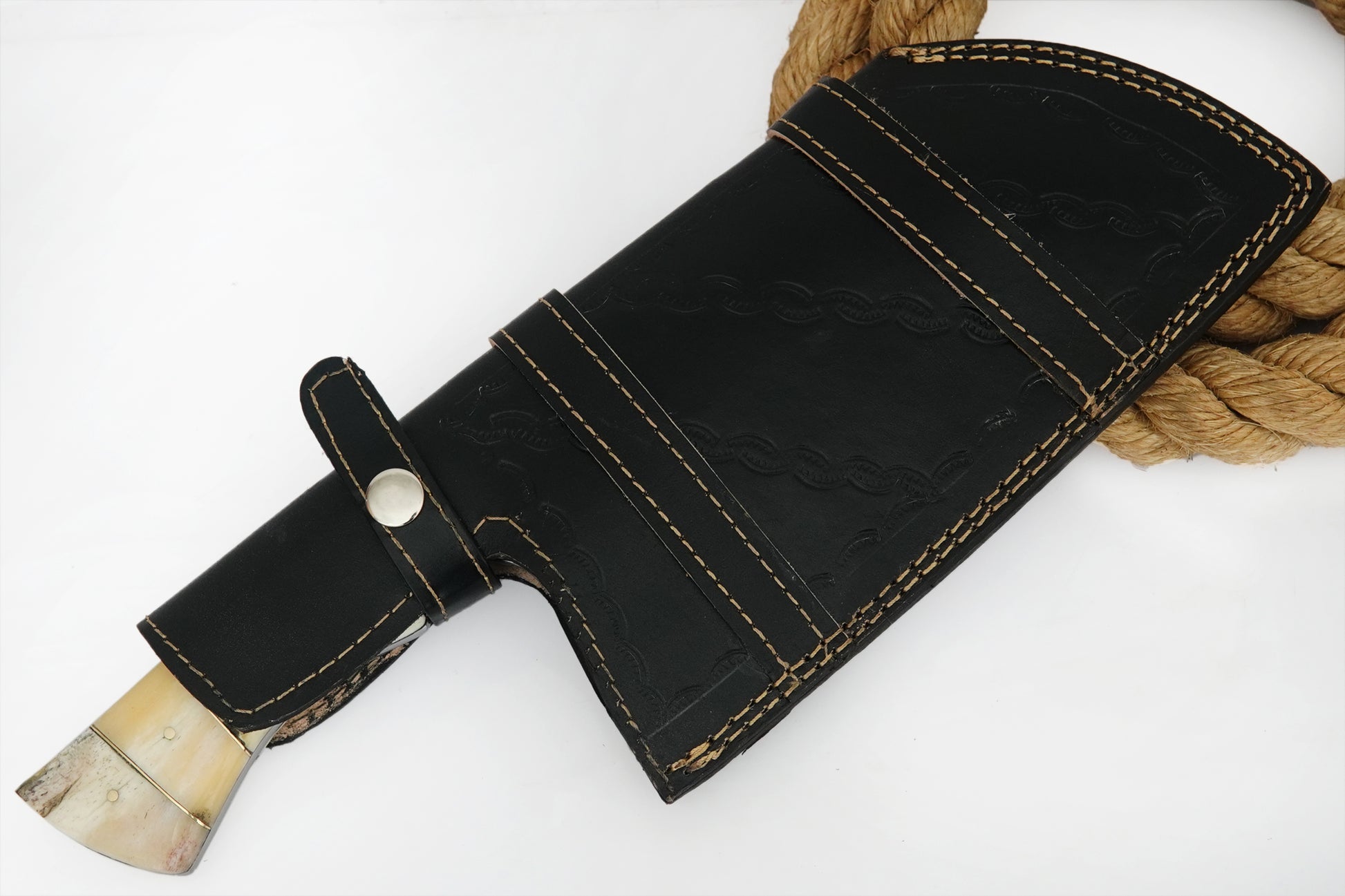 A versatile Serbian chef cleaver, handmade from Damascus steel with a tough full tang design and natural handle. Perfect for chefs and home cooks who want a strong and reliable blade. It can be used for cutting, chopping, and BBQ prep, and it can also be personalised with free engraving.