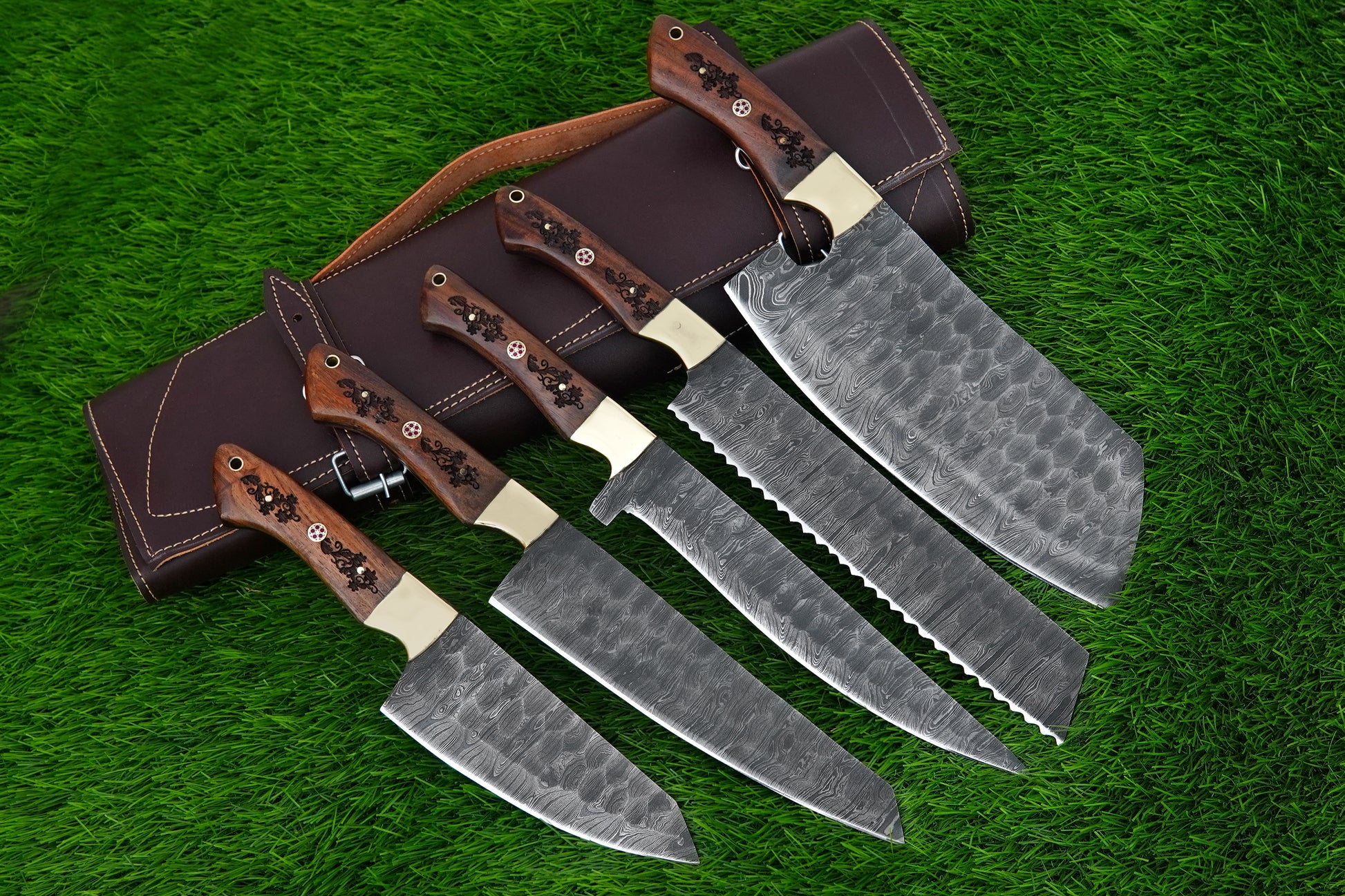 This Damascus steel chef set includes 5 handmade knives with engraved wooden handles and full tang durability. Supplied with a leather roll kit, it’s sharp, practical, and perfect as a personalised gift for chefs.