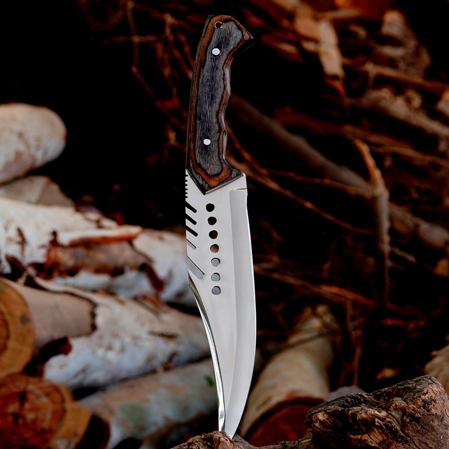 Gift-style presentation image showing handmade bowie knife with leather sheath placed on natural wood surface. The composition highlights the knife as a suitable gift for outdoor lovers, collectors, or special occasions while focusing on craftsmanship, material quality, and practical design.