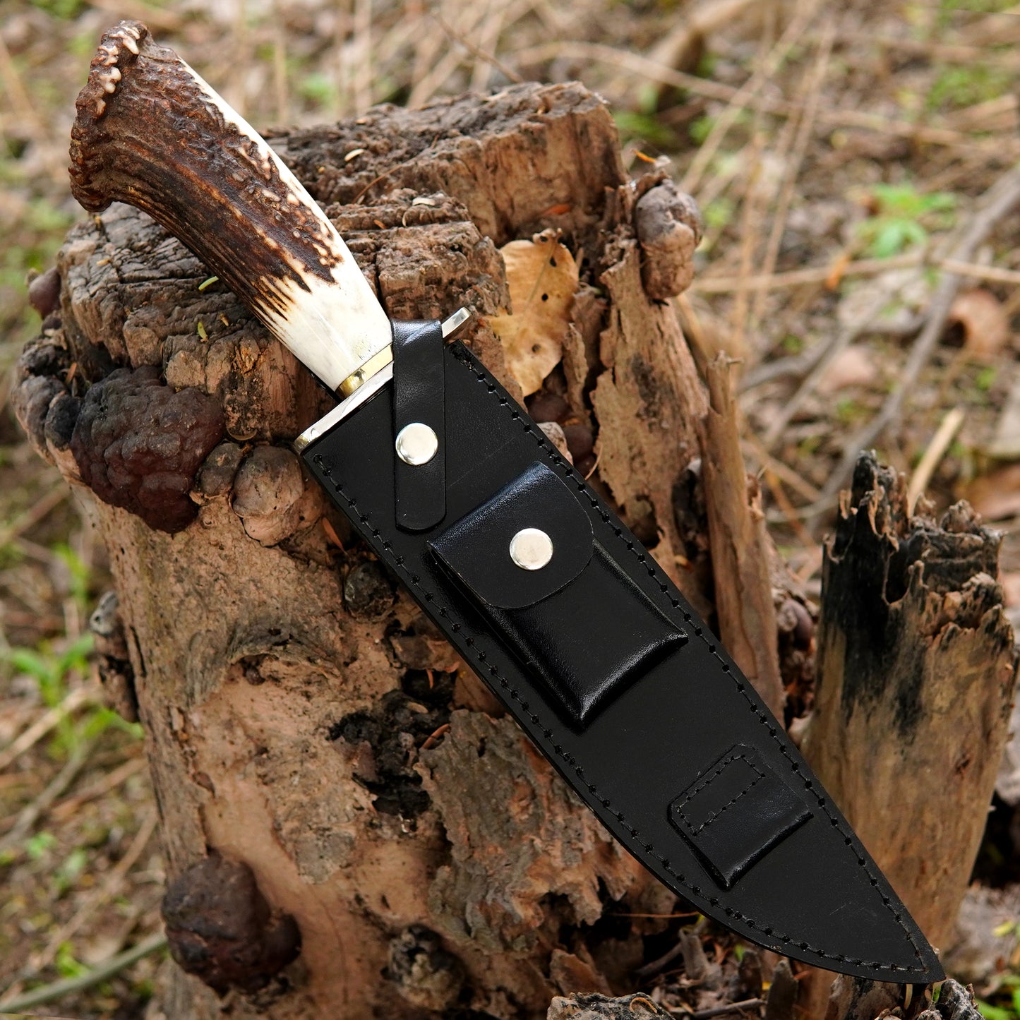 Natural handle detail shot showing textured grain and ergonomic shape that provides secure non slip grip even during long usage, giving better control and safety while performing tough outdoor cutting tasks