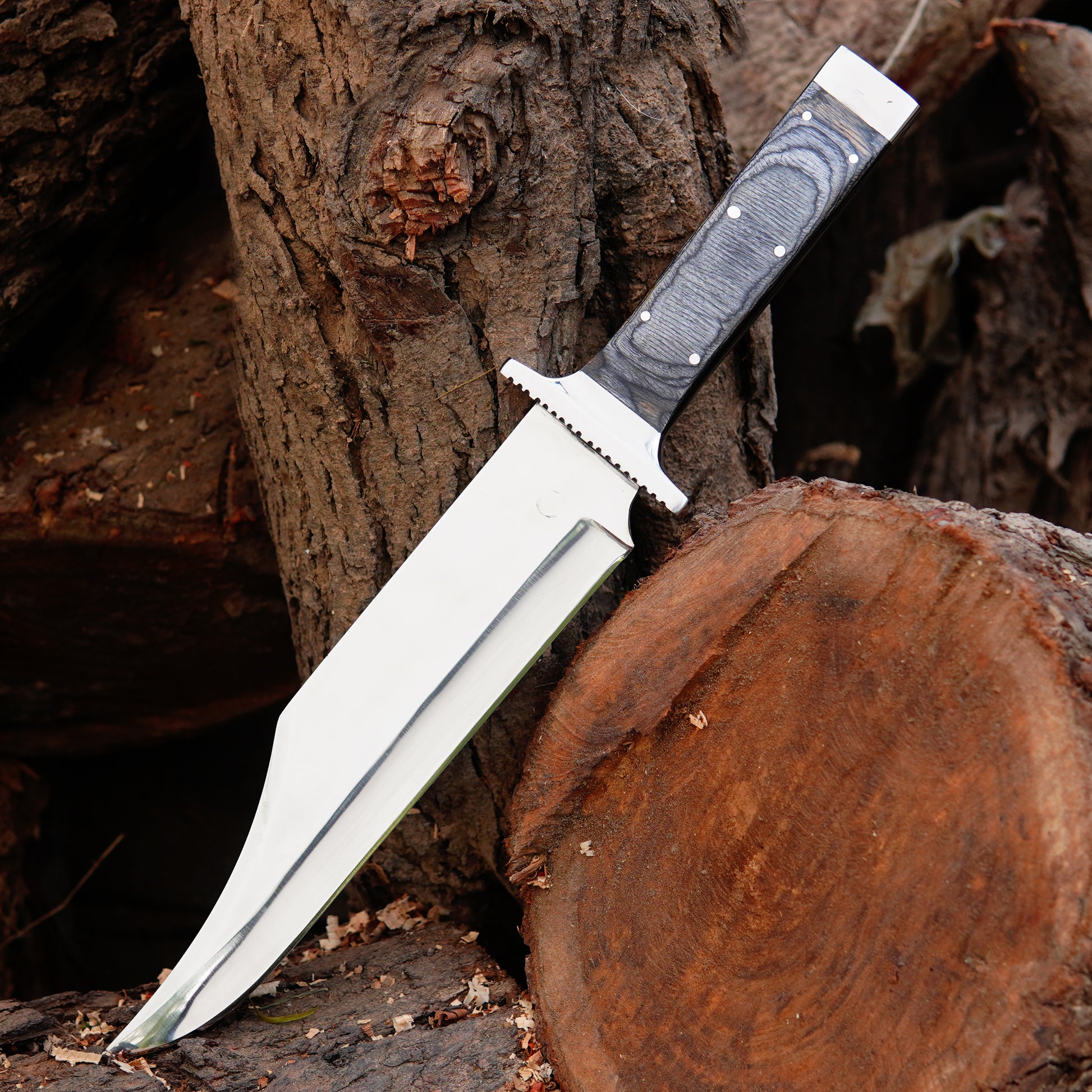 Full tang bowie knife resting on wooden background showing overall proportions, handle design, and strong outdoor character. The image presents the knife as a reliable companion for camping and adventure activities while maintaining a clean and professional product presentation for online store listings.