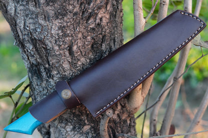 This outdoor chef knife is forged from Damascus steel and finished with a resin handle. Handmade for strength and balance, it’s reliable for kitchen slicing or outdoor BBQ. Personalisation is offered free to make it a custom gift.