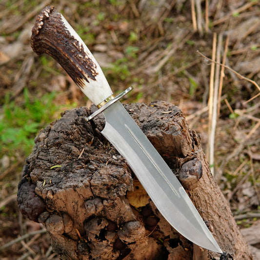 Closeup view of razor sharp high carbon steel blade reflecting light with clean edge geometry, ideal for cutting wood rope and food during camping trips, showcasing durable craftsmanship and reliable performance for hunters and outdoor enthusiasts