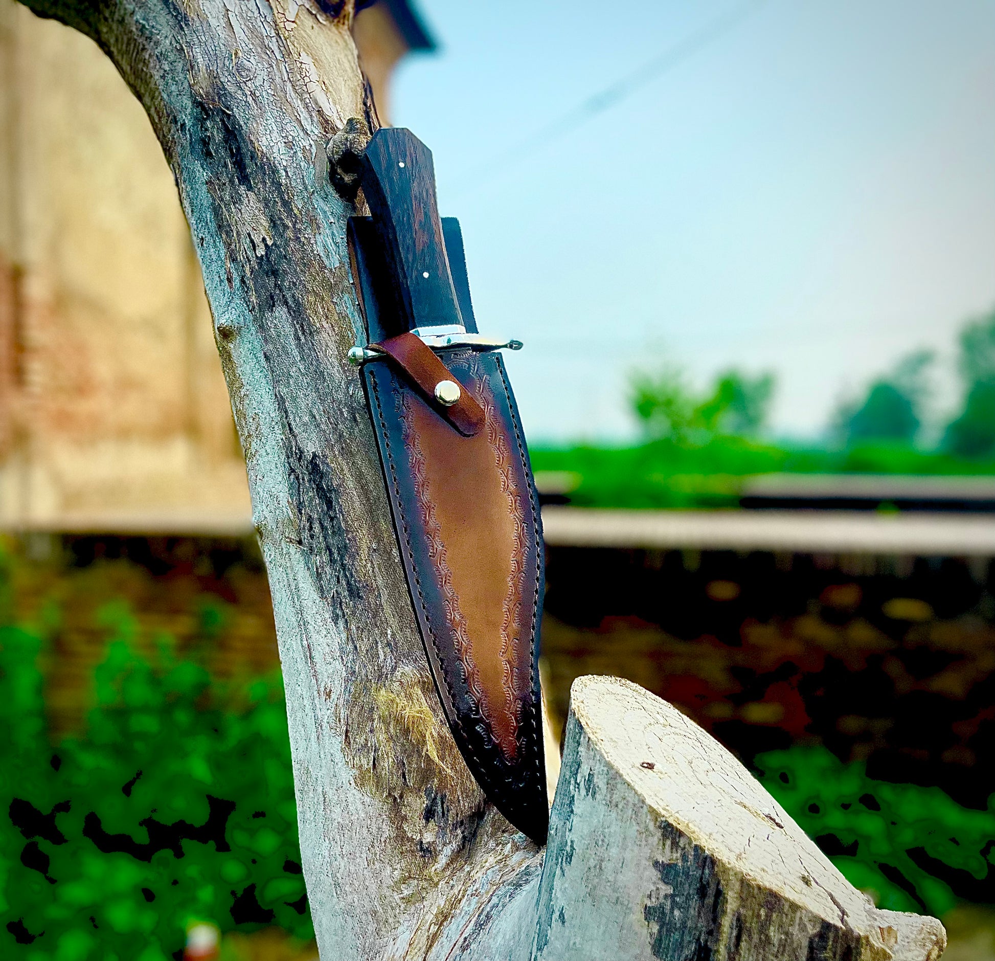 Full tang handmade Bowie knife with a razor-sharp 1095 carbon steel blade, ergonomic wenge wood handle, and hand-sewn premium leather sheath for durability.